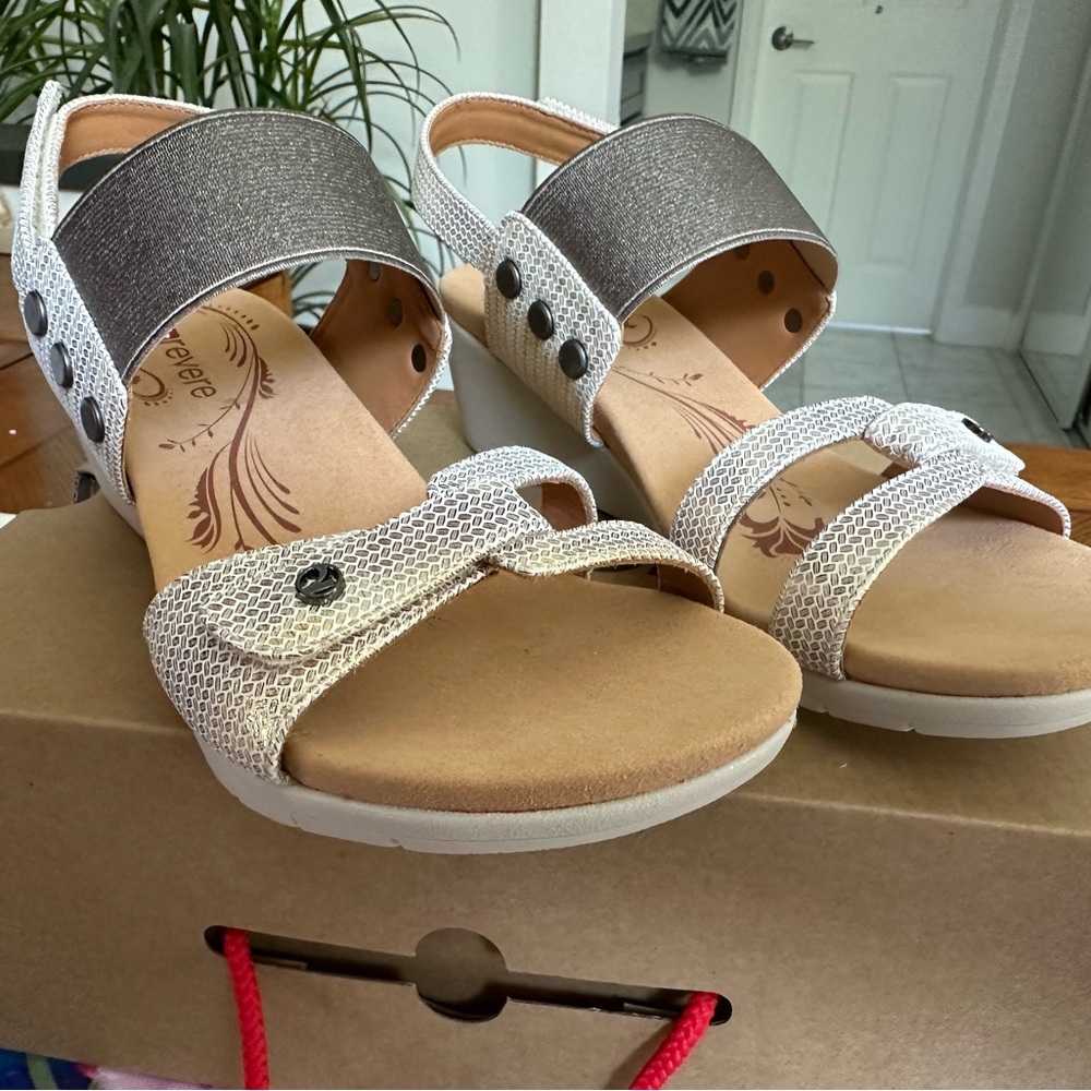 NEW - Revere Tahiti Backstrap Wedge Sandal White & Gold Metallic Shoes - Size 7M